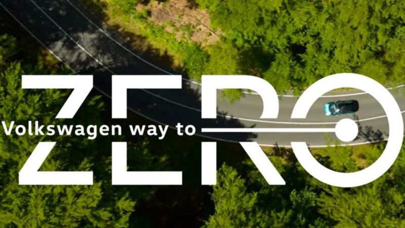 VW autó egy erdők közötti úton