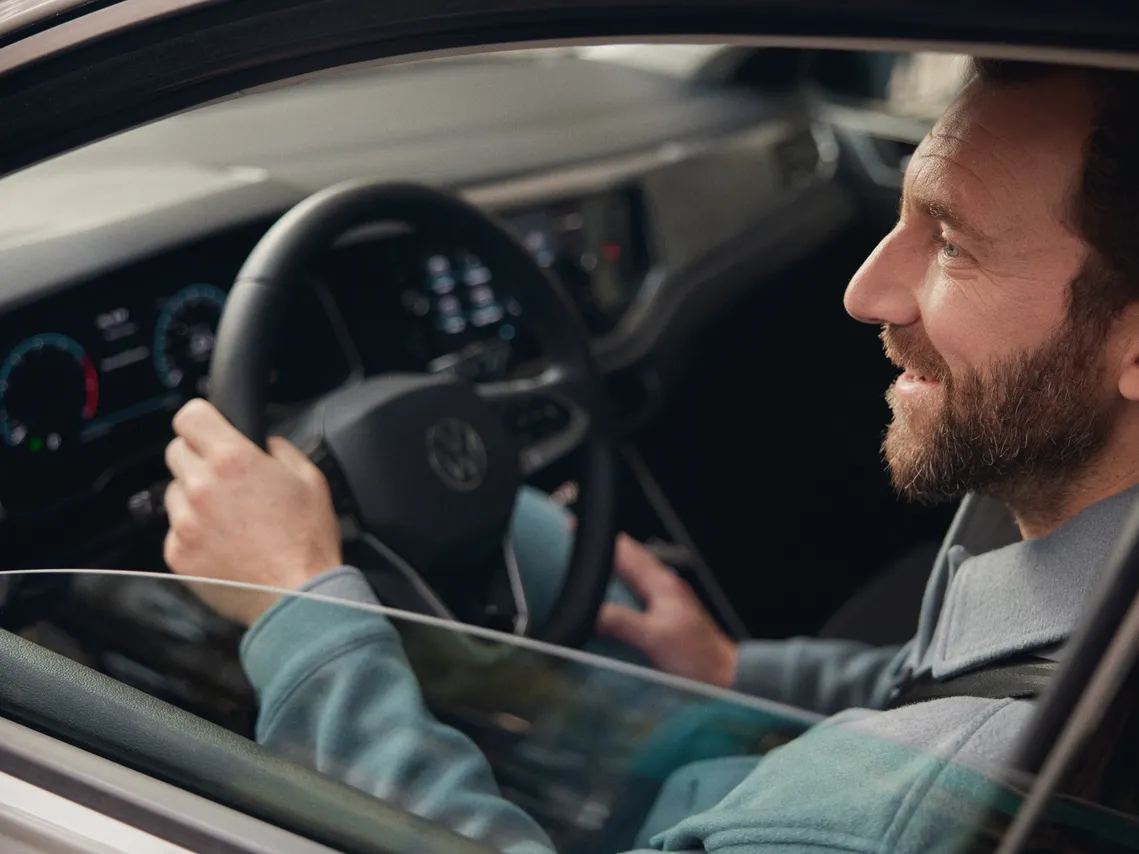 Egy férfi ül az autóban